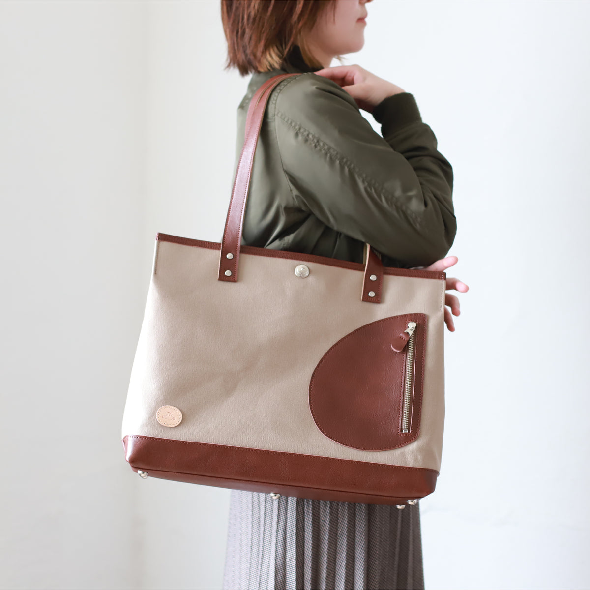 トートバッグ DUOトートver2 ｜ 帆布 牛革 ブラウン×グレージュ 使用イメージ 女性 側面