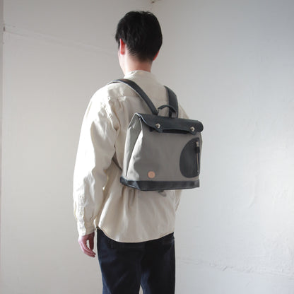 ポストマンリュック ｜ ガバッと開く リュック 横型 帆布 牛革 ネイビー×グレー 着用イメージ