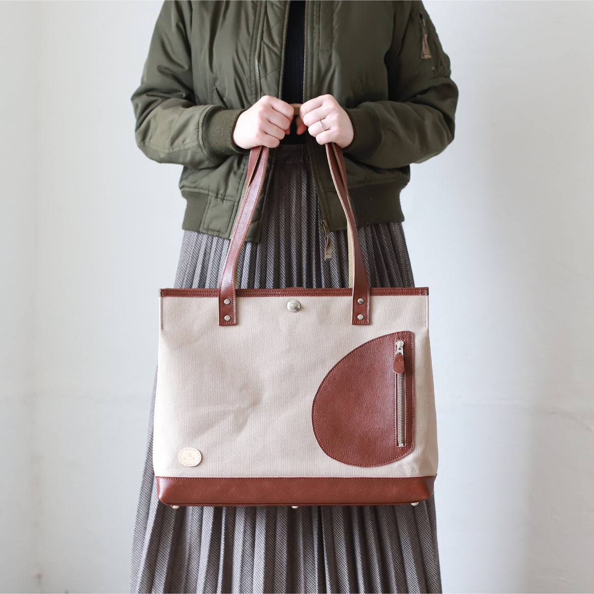 トートバッグ DUOトートver2 ｜ 帆布 牛革 ブラウン×グレージュ 使用イメージ 女性 正面
