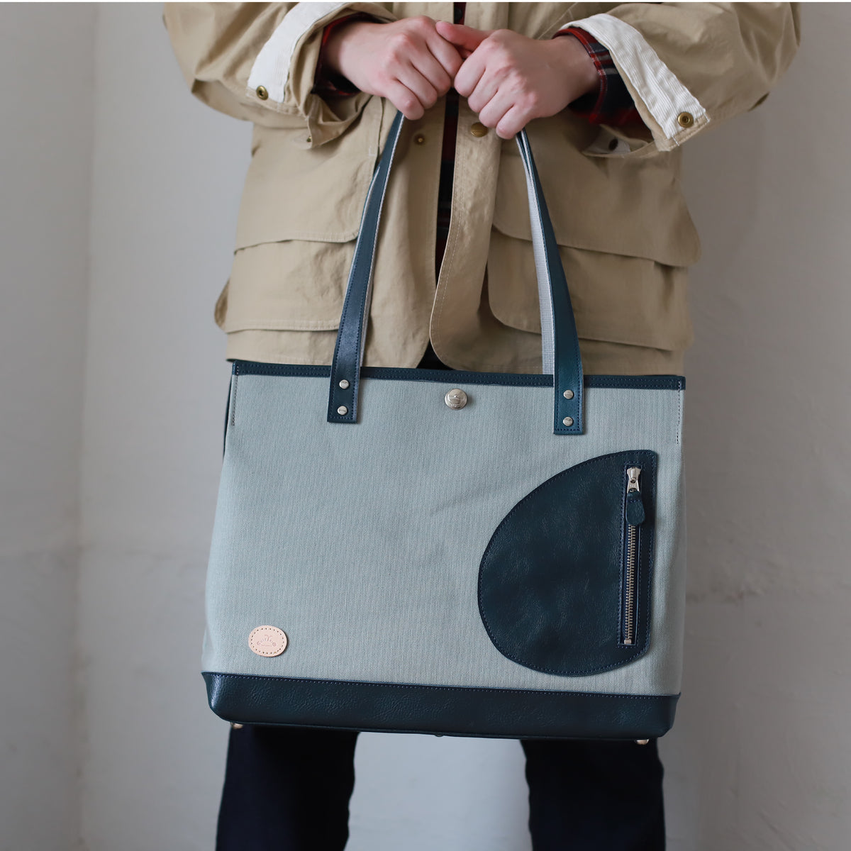 トートバッグ DUOトートver2 ｜ 帆布 牛革 ネイビー×グレー 使用イメージ 男性 正面