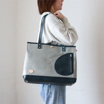 トートバッグ DUOトートver2 ｜ 帆布 牛革 ネイビー×グレー 使用イメージ 女性