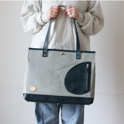 トートバッグ DUOトートver2 ｜ 帆布 牛革 ネイビー×グレー 使用イメージ 女性 正面