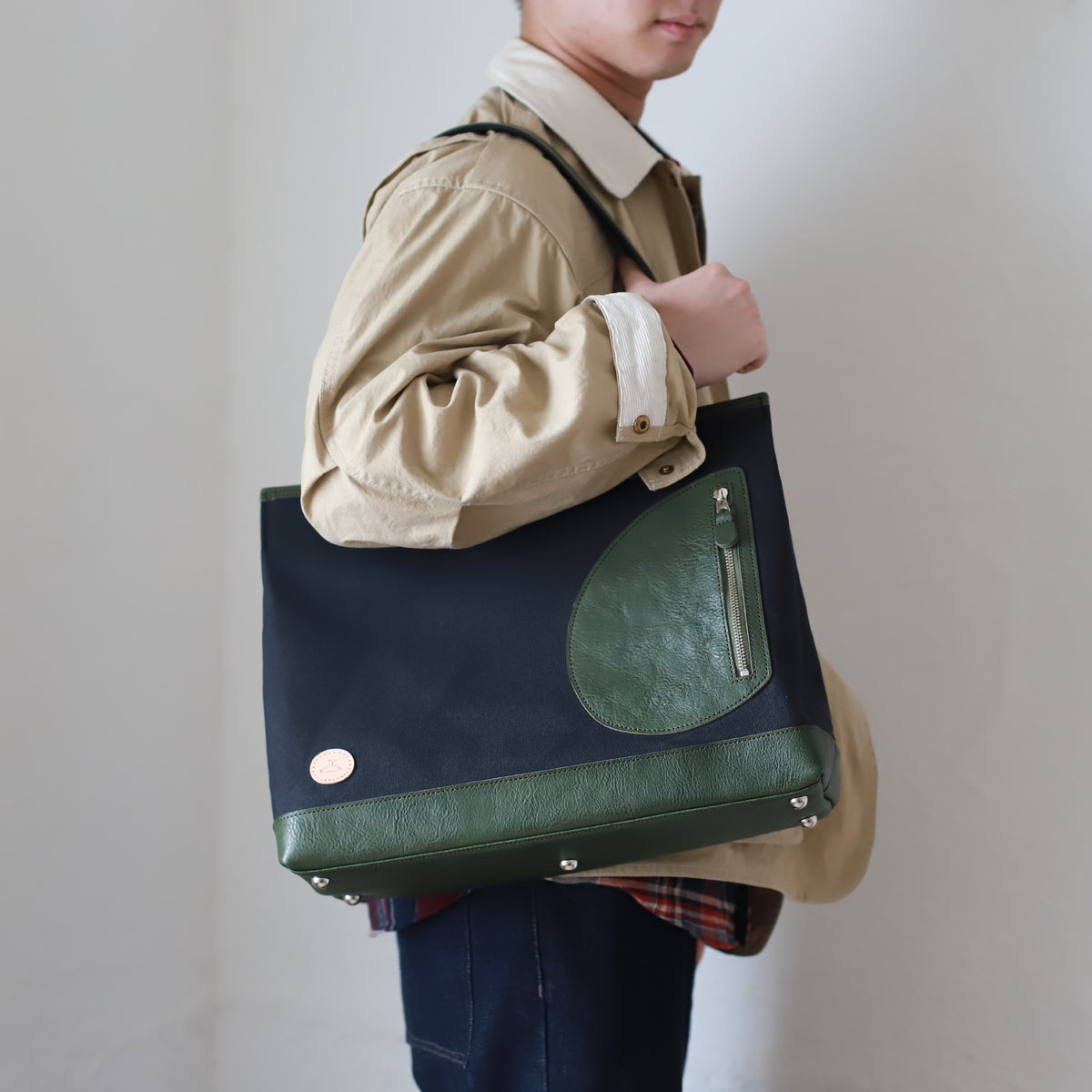 トートバッグ DUOトートver2 ｜ 帆布 牛革 グリーン×ブラック 使用イメージ 男性 側面