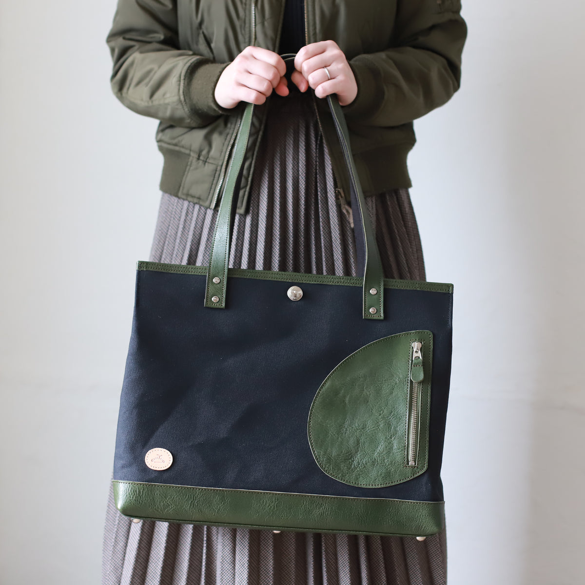 トートバッグ DUOトートver2 ｜ 帆布 牛革 グリーン×ブラック 女性 正面