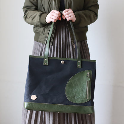 トートバッグ DUOトートver2 ｜ 帆布 牛革 グリーン×ブラック 女性 正面