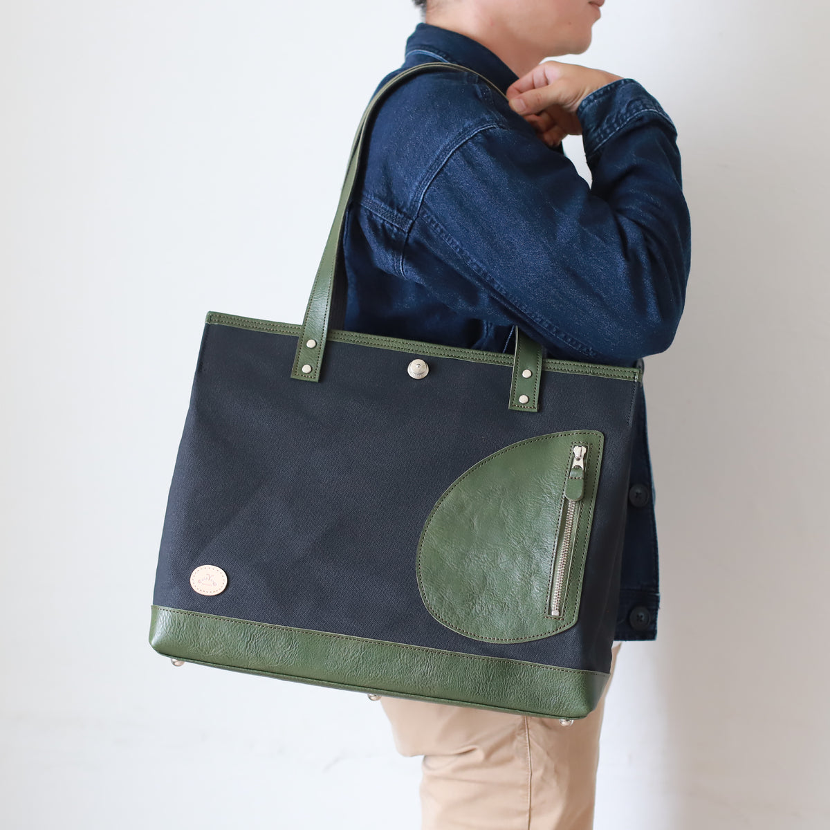 トートバッグ DUOトートver2 ｜ 帆布 牛革 グリーン×ブラック 男性 側面