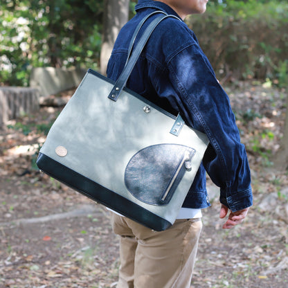 トートバッグ DUOトートver2 ｜ 帆布 牛革 ネイビー×グレー 使用イメージ 男性 側面 公園