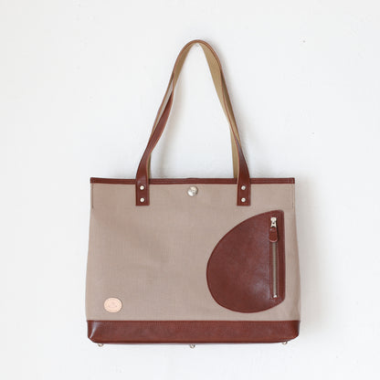 トートバッグ DUOトートver2 ｜ 帆布 牛革 ブラウン×グレージュ 使用イメージ