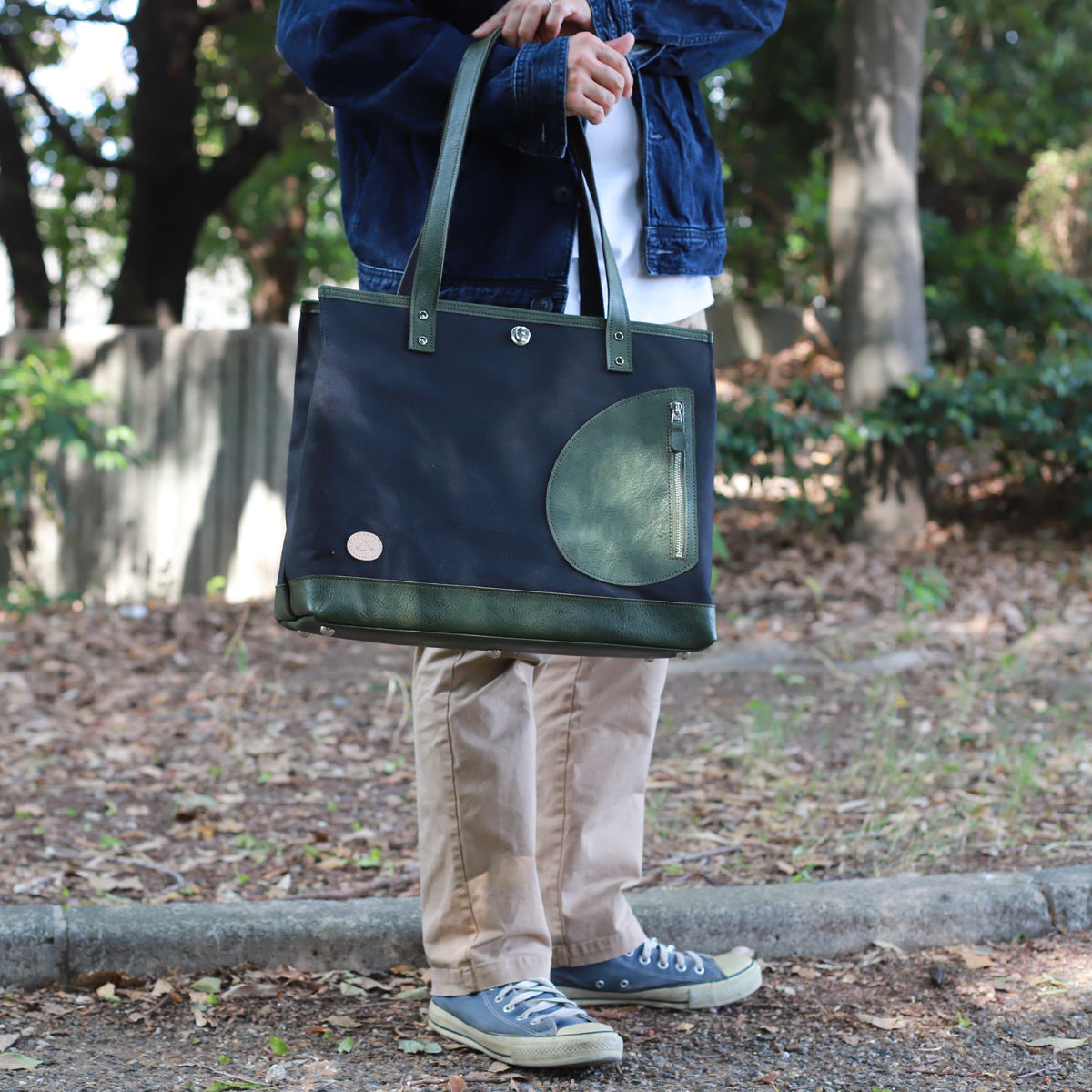 トートバッグ DUOトートver2 ｜ 帆布 牛革 グリーン×ブラック 使用イメージ 側面 公園
