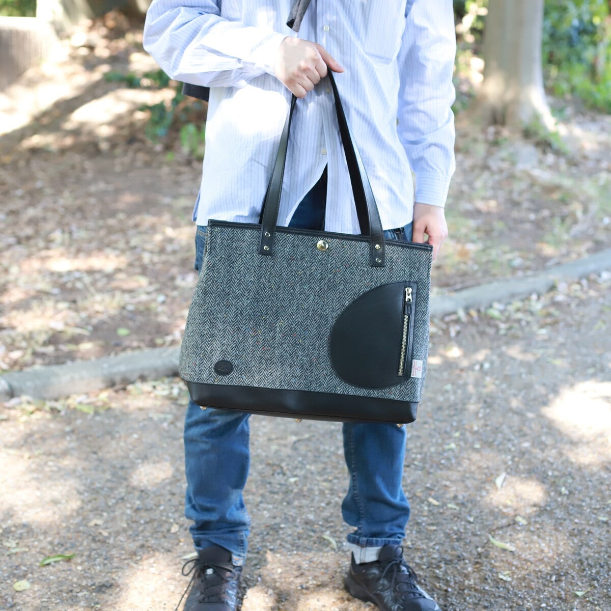 トートバッグ ｜ ハリスツイード 防水牛革 多収納 着用イメージ 男性 コート 手提げ 公園