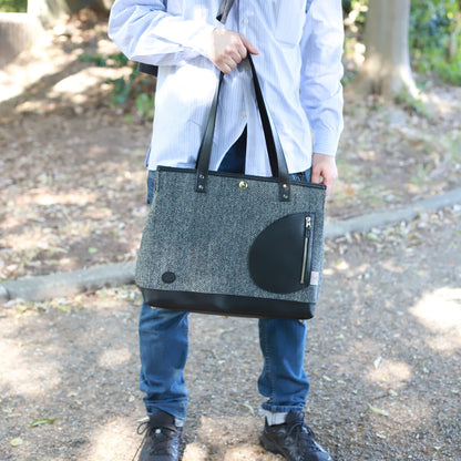 トートバッグ ｜ ハリスツイード 防水牛革 多収納 着用イメージ 男性 コート 手提げ 公園