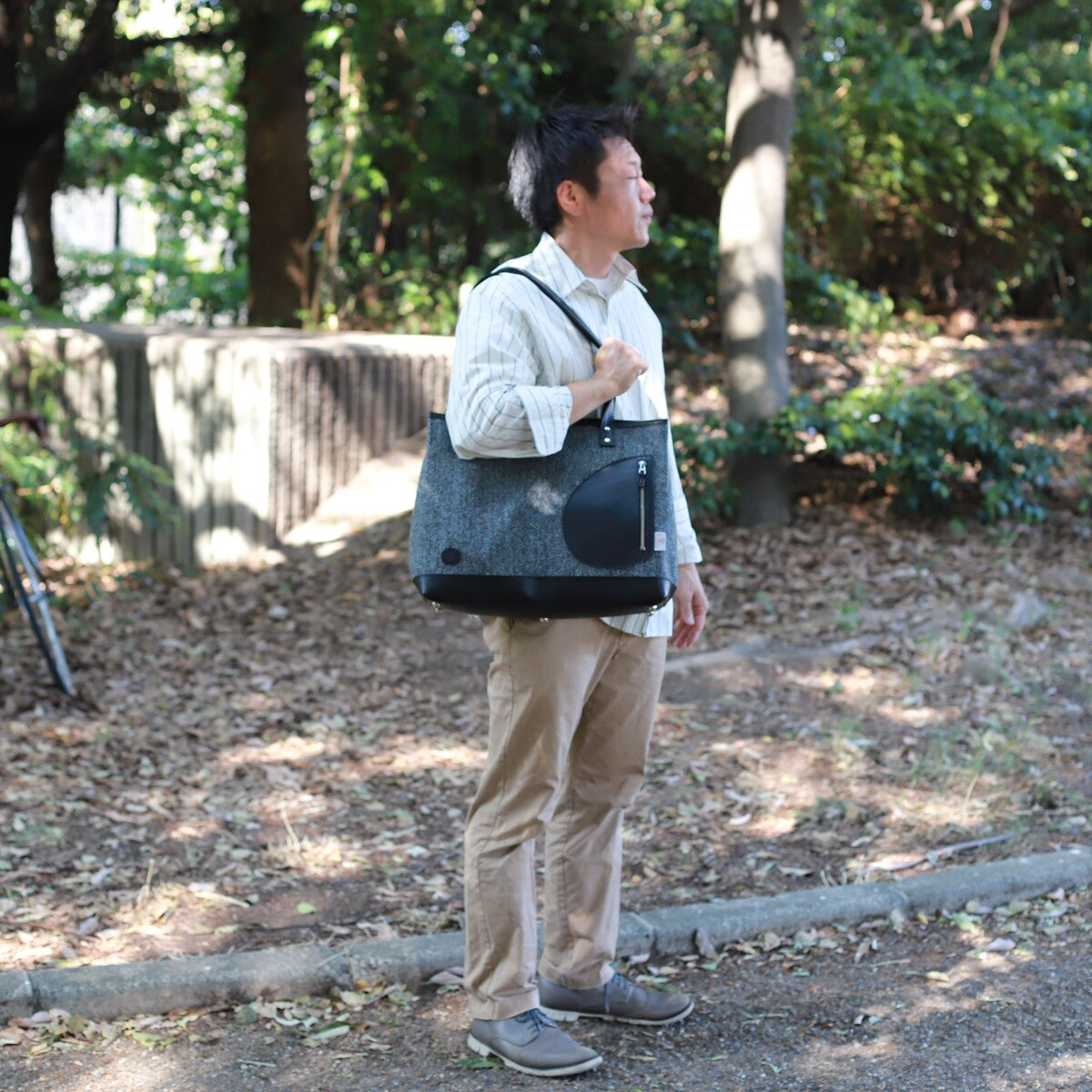 トートバッグ ｜ ハリスツイード 防水牛革 多収納 着用イメージ 男性 カジュアル 肩掛け