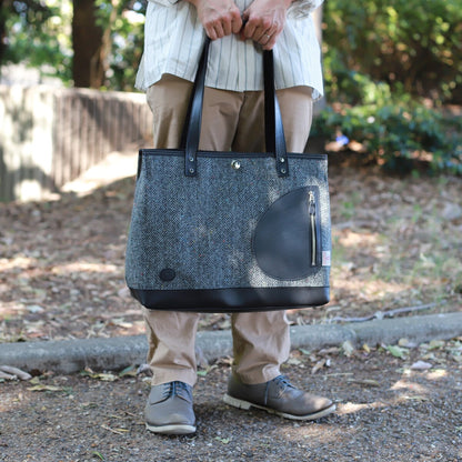 トートバッグ ｜ ハリスツイード 防水牛革 多収納 着用イメージ 男性 カジュアル 手提げ