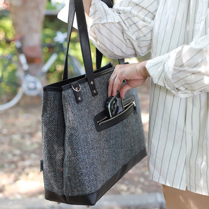 トートバッグ ｜ ハリスツイード 防水牛革 多収納 着用イメージ 外ポケット使用