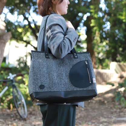 トートバッグ  ハリスツイード 防水牛革 多収納 着用イメージ 女性 オフィスカジュアル 肩掛け