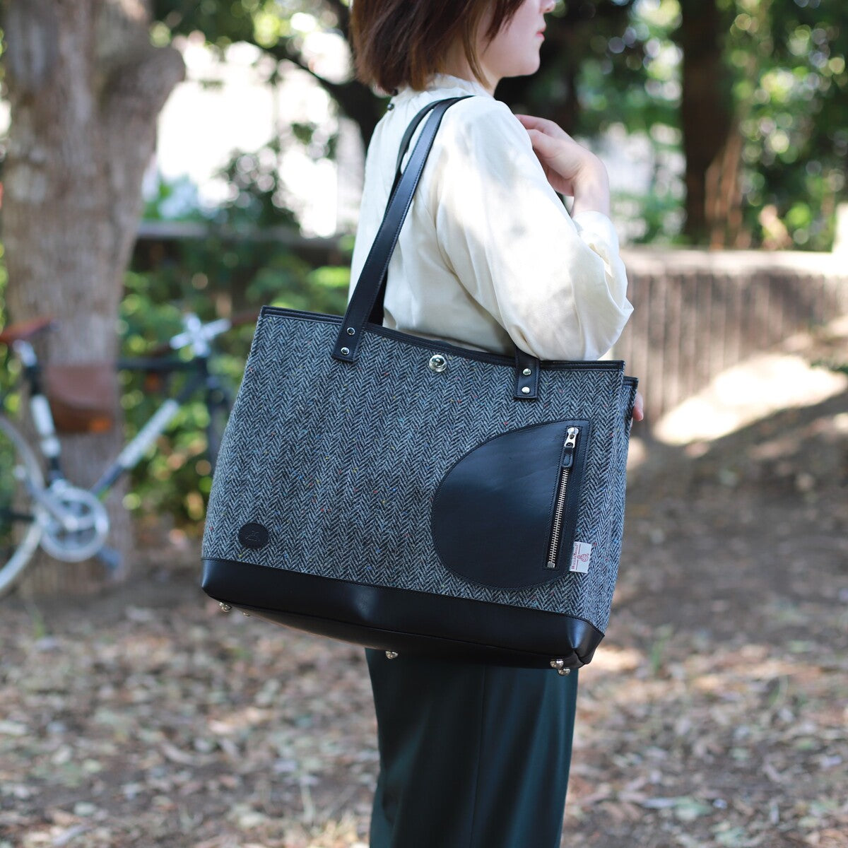 トートバッグ ｜ ハリスツイード 防水牛革 多収納 着用イメージ 女性 オフィスカジュアル 肩掛け