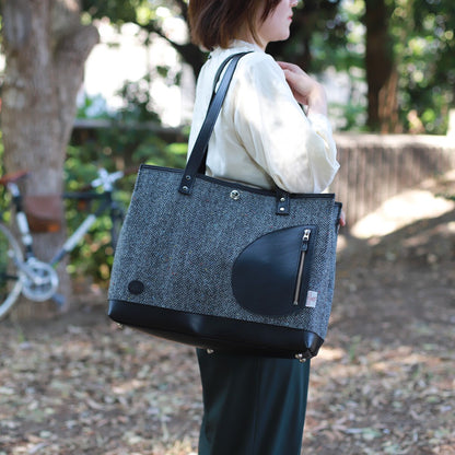 トートバッグ ｜ ハリスツイード 防水牛革 多収納 着用イメージ 女性 オフィスカジュアル 肩掛け