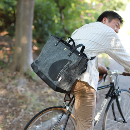 トートバッグ ハリスツイード 防水牛革 多収納 着用イメージ 男性 ショルダー使い 自転車