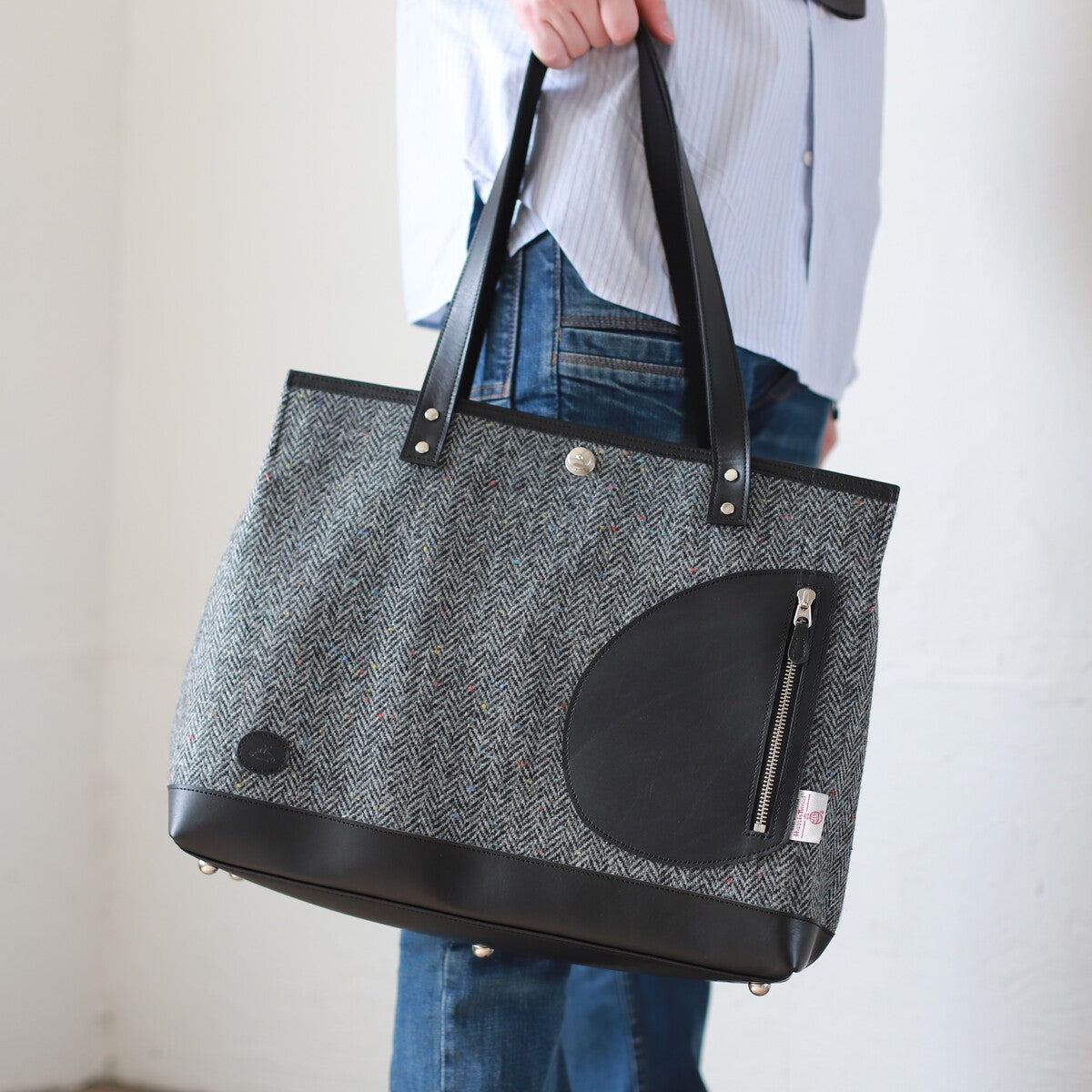 トートバッグ ｜ ハリスツイード 防水牛革 多収納 着用イメージ 男性 カジュアル 手提げ