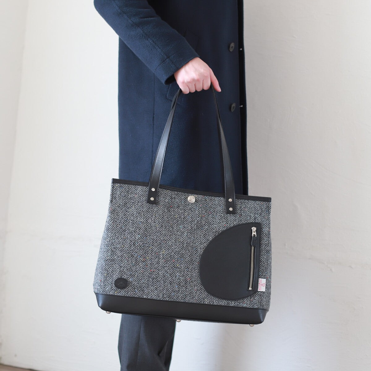 トートバッグ ｜ ハリスツイード 防水牛革 多収納 着用イメージ 男性 コート 手提げ