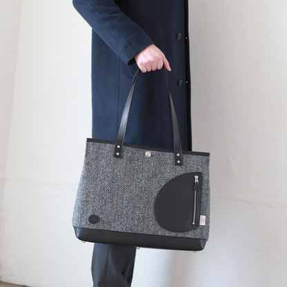 トートバッグ ｜ ハリスツイード 防水牛革 多収納 着用イメージ 男性 コート 手提げ