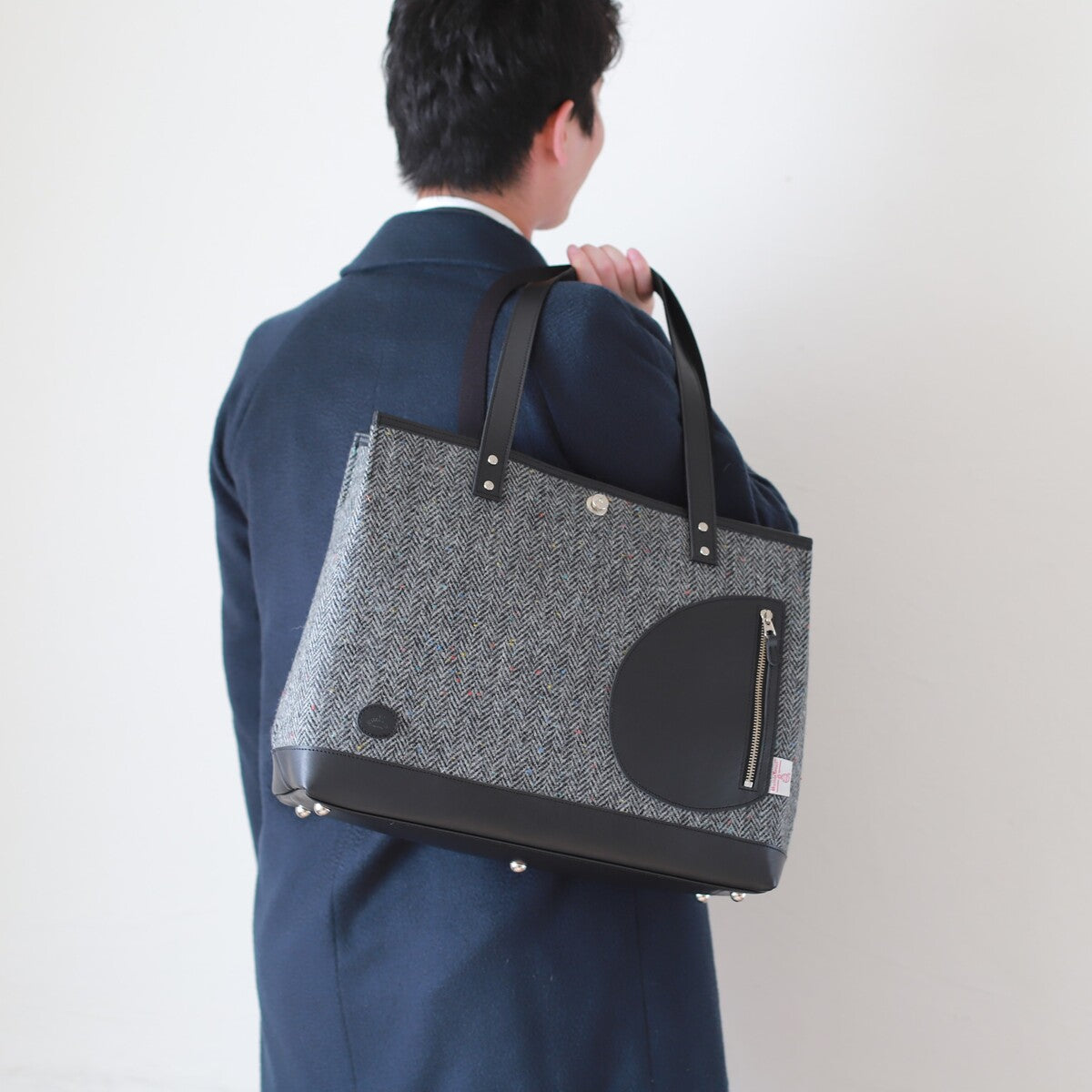 トートバッグ ｜ ハリスツイード 防水牛革 多収納 着用イメージ 男性 コート 肩掛け