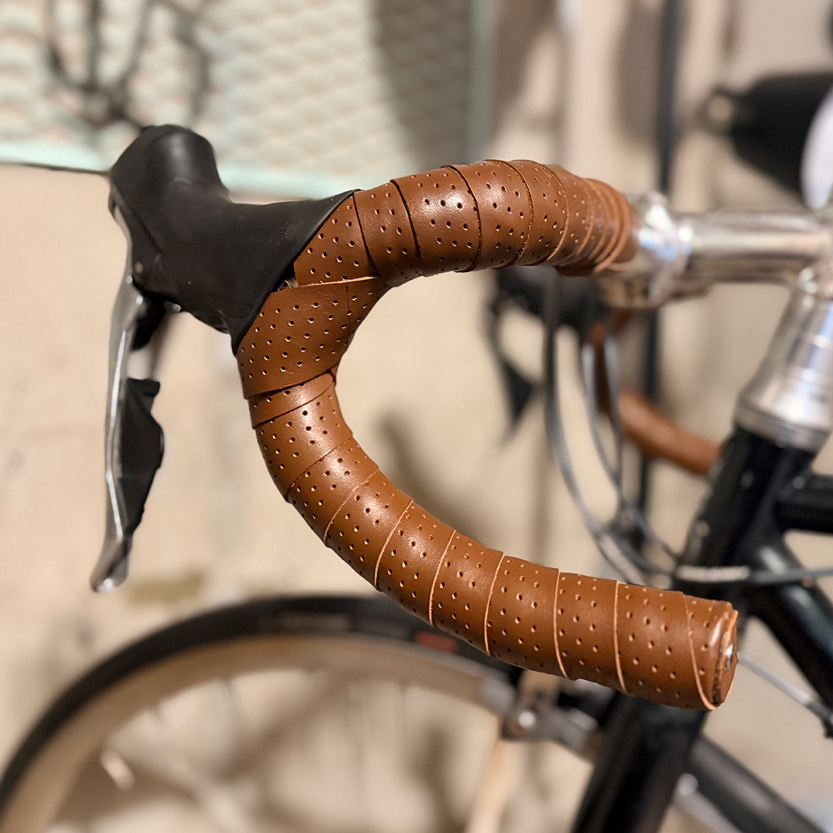 【防水】レザー バーテープ 穴あき ｜ ロードバイク用 本革 国産 着用イメージ